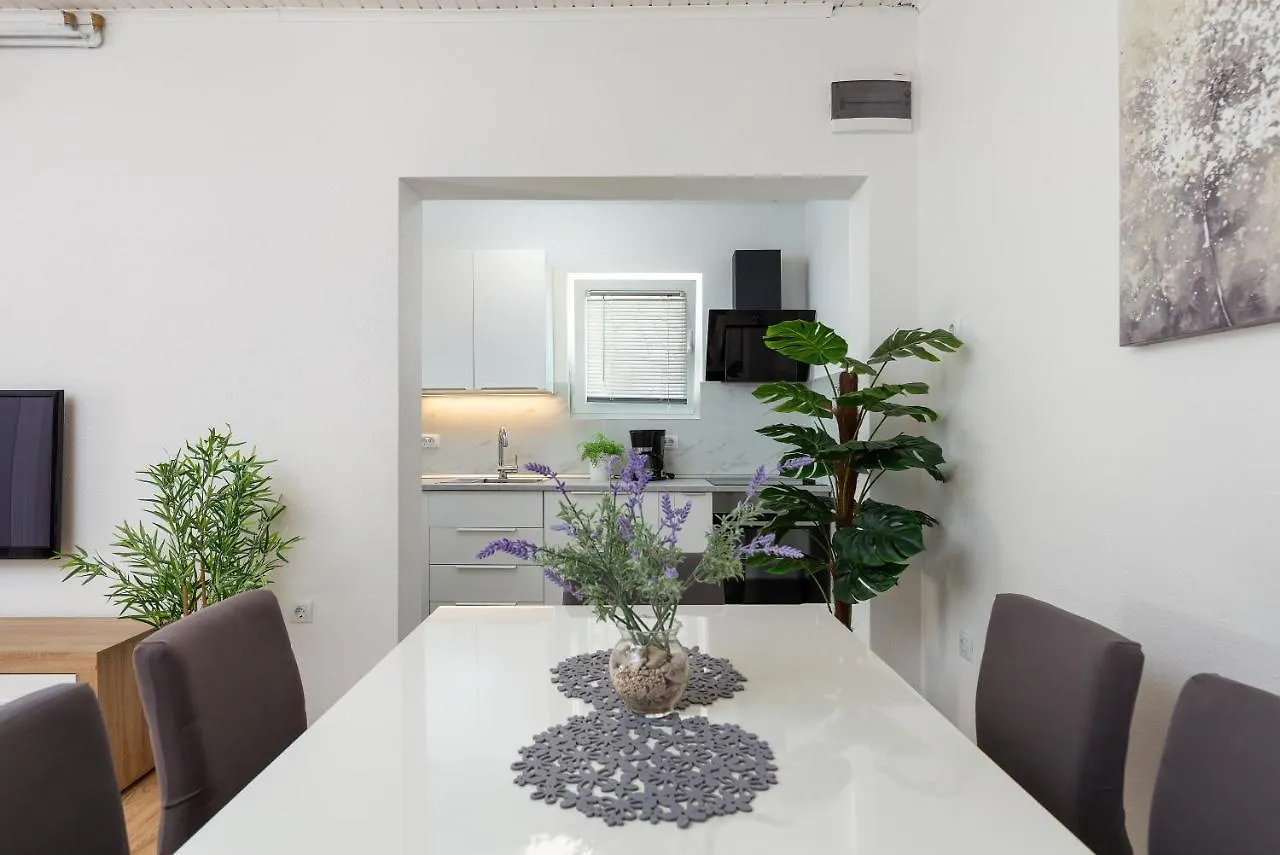 Apartments Elita 로비니