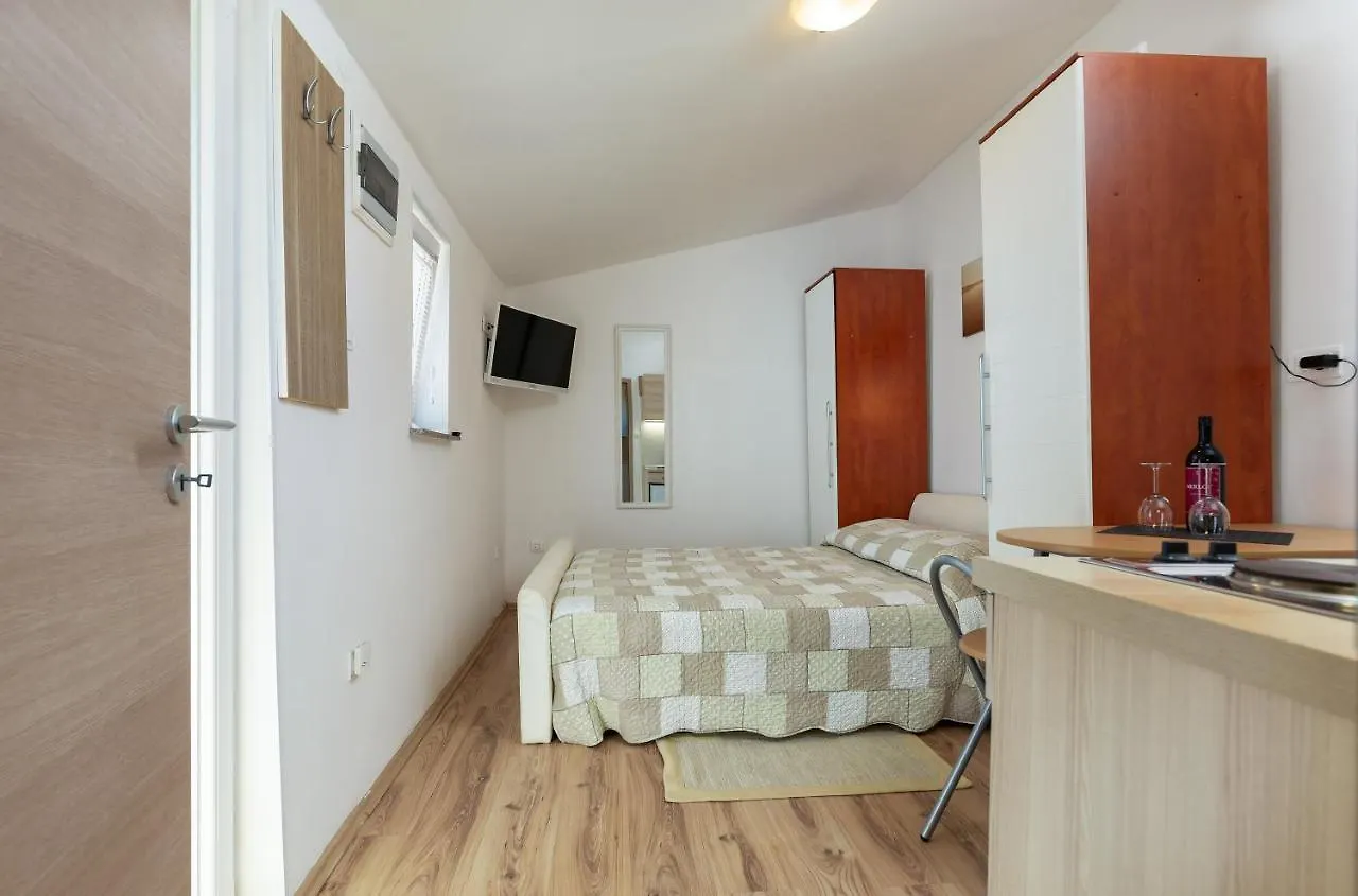 Apartments Elita 로비니 0*,